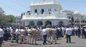 Lawyer and police face to face in Ujjain, fierce commotion