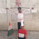 इंदौर में कांग्रेस कार्यकर्ता ने लॉक डाउन के खिलाफ किया अनोखा प्रदर्शन