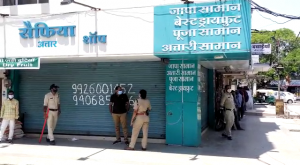 पुलिस को आता देख दुकान बंद किये बिना छोड़कर भागा व्यापारी