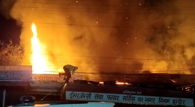 मालवा मिल इलाके की दुकानों में लगी भीषण आग