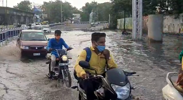 सड़को पर भरा पानी