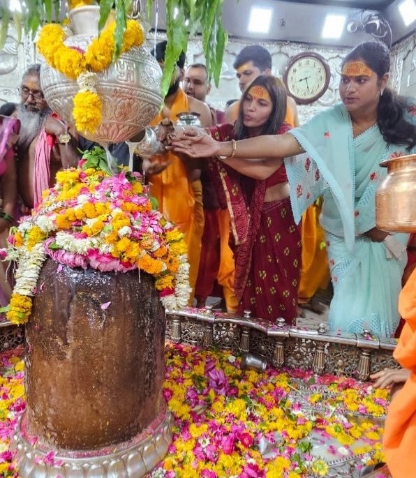 Neeru Danda arrives to seek the blessings of Baba Mahakal