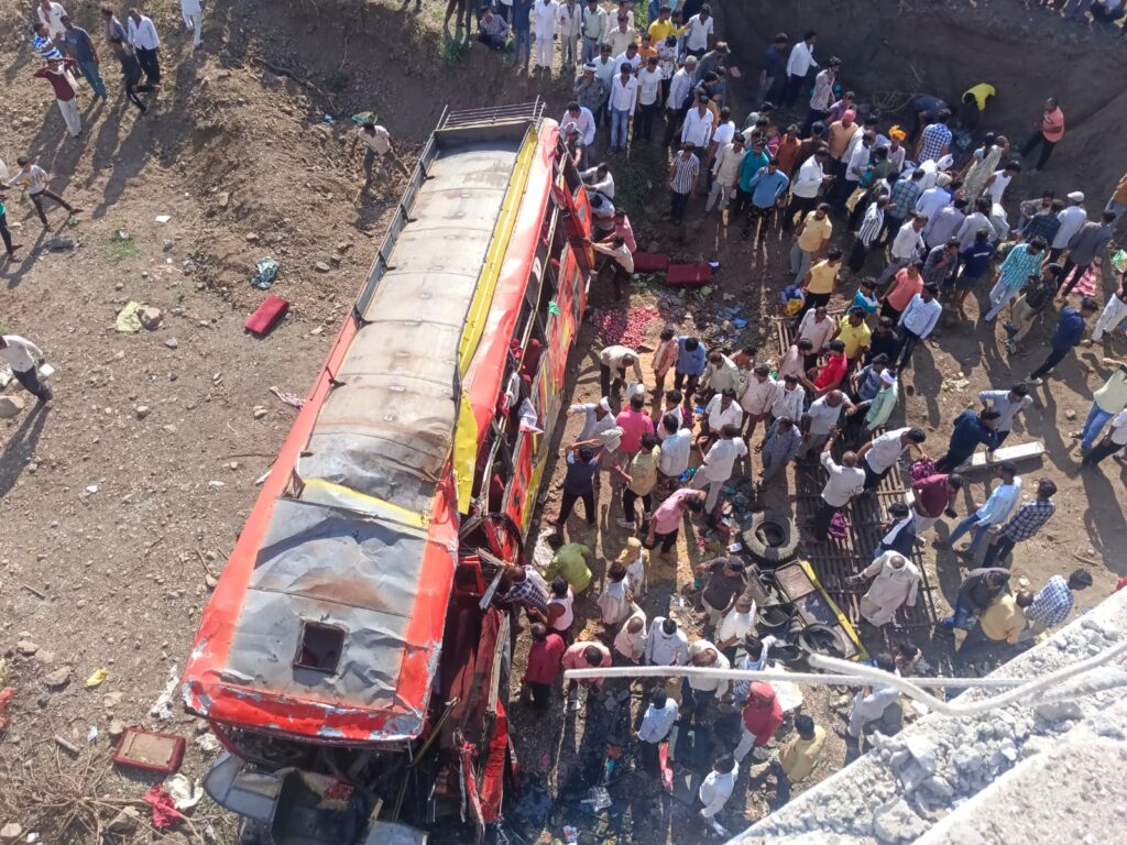 Bus Accident खरगोन में 50 फीट ऊंचे पुल की रेलिंग तोड़कर सूखी नदी में गिरी बस 22 की मौत, कई घायल