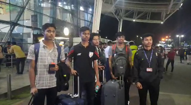 मणिपुर से इंदौर एयरपोर्ट पहुंचे 23 छात्र, बच्चों को देखते ही माता पिता हुए भावुक   

