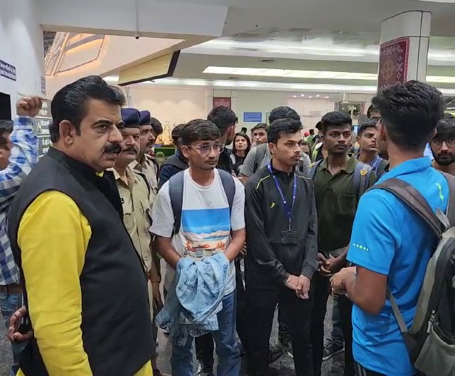 मणिपुर से इंदौर एयरपोर्ट पहुंचे 23 छात्र, बच्चों को देखते ही माता पिता हुए भावुक   
