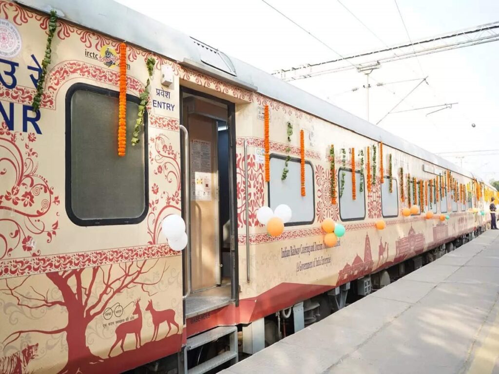 भारत गौरव पर्यटन ट्रेन से रवाना हुए 450 यात्री 