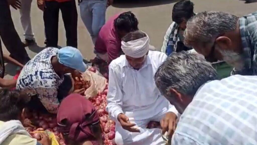 खंडवा में सही दाम न मिलने पर किसान ने फ्री में बांटा प्याज सरकार से की मुआवजे की मांग