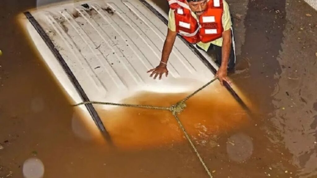 बारिश का कहर : अंडरपास में फंसी कार, युवती की डूबने से मौत 