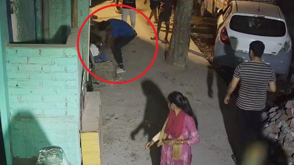 Delhi में दिल दहला देने वाला मर्डर, लड़के ने 16 वर्षीय लड़की को 40 बार चाकू मारा, हुई मौत  