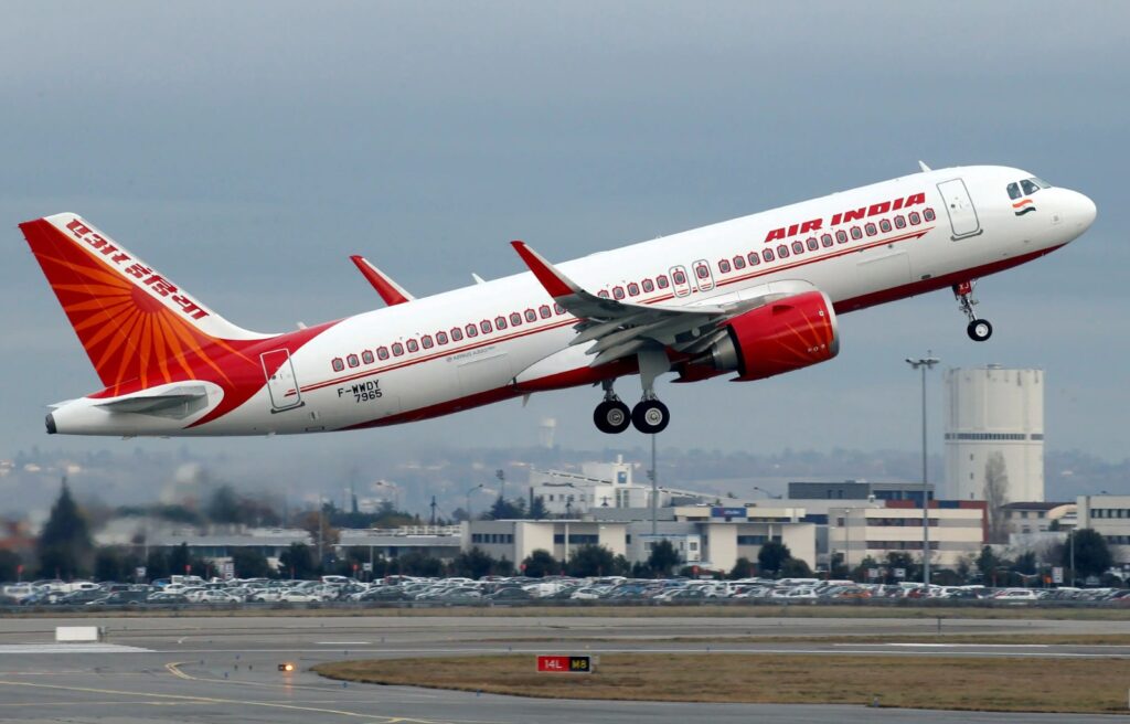 Air India की फ्लाइट में केबिन क्रू के साथ यात्रियों ने की गाली-गलौज, मारपीट       