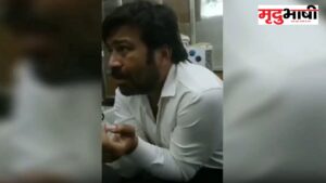 रेलवे का नशे में धुत टिकट बाबू का वीडियो वायरल