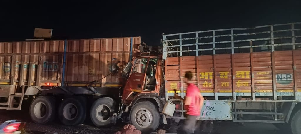 सडक हादसा : इंदौर-अहमदाबाद फोरलेन पर खडे ट्राले में घुसी आयशर और तेज रफ्तार कार, कैबिन में बुरी तरह फंसा चालक