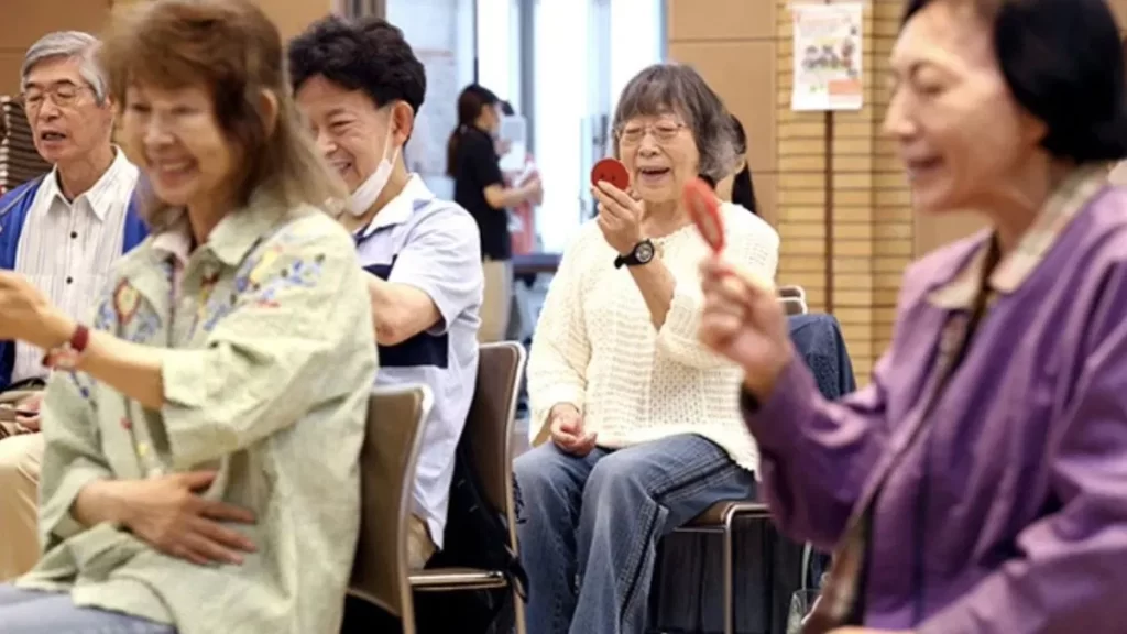 जापानी भूले मुस्कुराना, अब 4,500 रु. में सीख रहे  