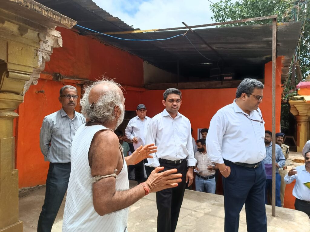 धार जिले के धरमपुरी में इंदौर कमिश्नर, धार कलेक्टर ने धरमपुरी बेंट टापू का दौरा किया