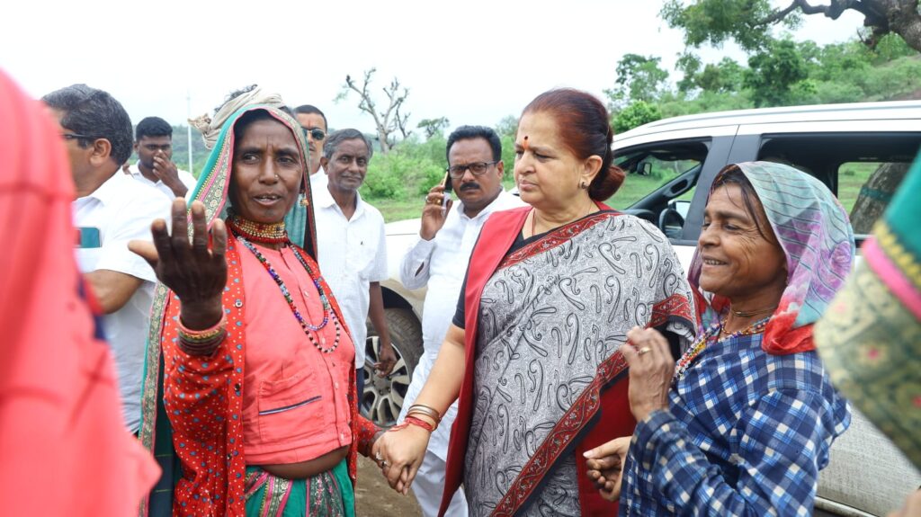 सुदूर ग्राम जम्बूपानी के ग्रामीणों की समस्याओं का पूर्व मंत्री श्रीमती अर्चना चिटनिस ने किया निराकरण