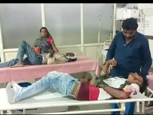 मांडू से गुमकर घर लौट रहे टवेरा वाहन दुर्घटना होने से 12 लोग हुए घायल जिला हास्पिटल में एडमिट किया