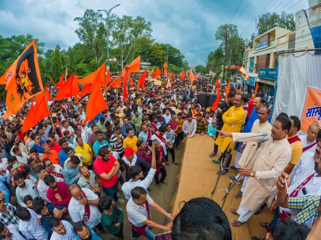 बड़ी संख्‍या में एकत्रित हुए हिंदू समाज के लोग, आयोजन को देखते हुए शहर रहा बंद….पुलिस बल की थी तैनाती