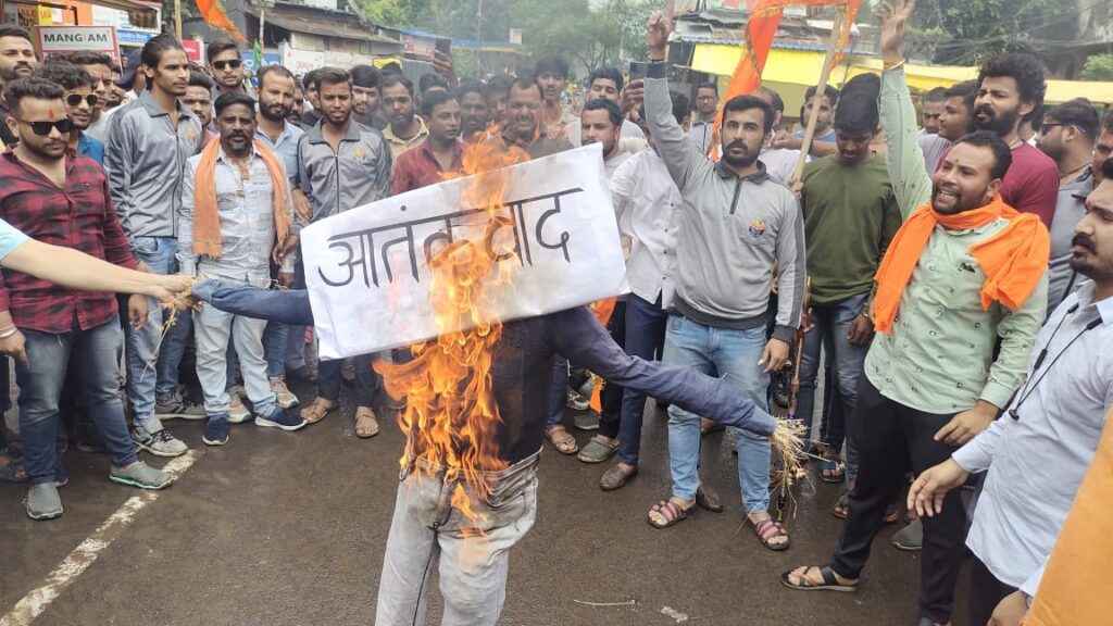 हरियाणा के मेवात में तीर्थ यात्रियों पर पथराव और आगजनी के खिलाफ विहिप और बजरंग दल का प्रदर्शन 