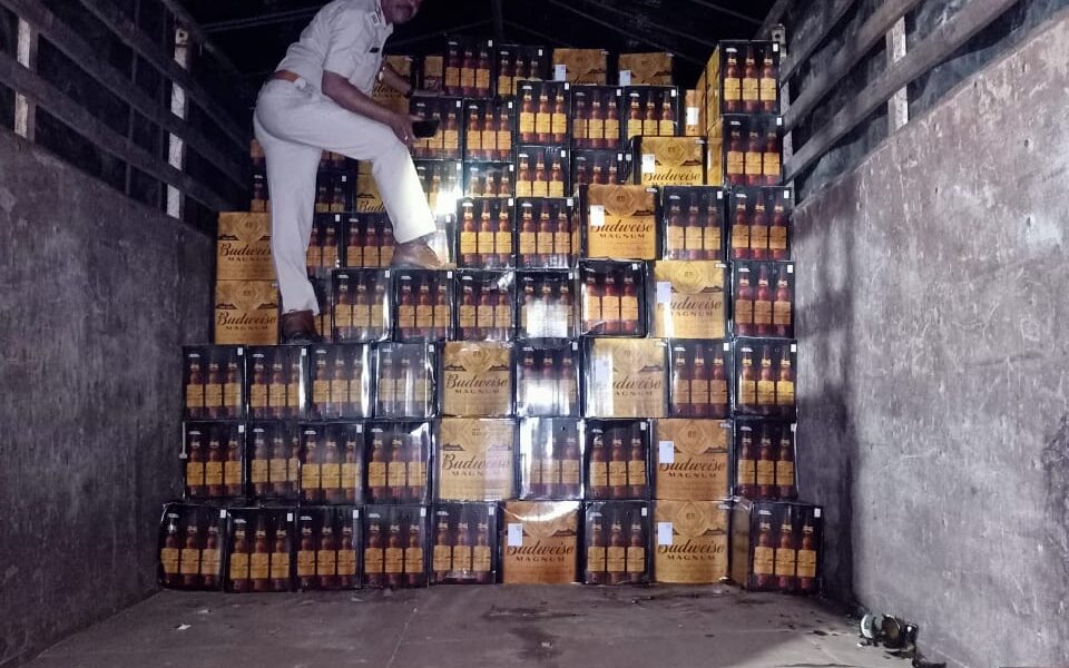 पुलिस ने धार के इंदौर नाके से पकडा अवैध शराब से भरा ट्रक, 20 लाख की बीयर जप्‍त